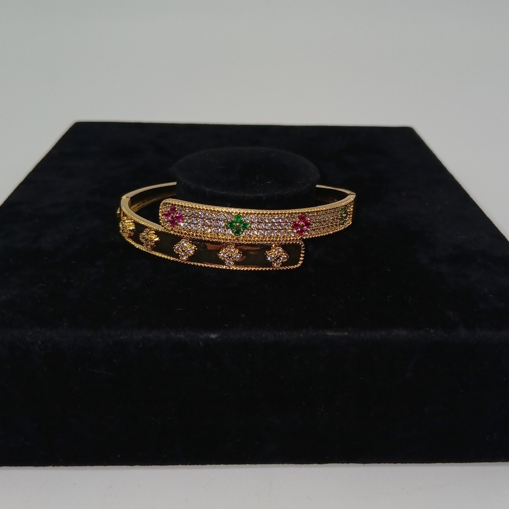 Gold-tone Clover Jeweled Bracelet Size 6.25​​